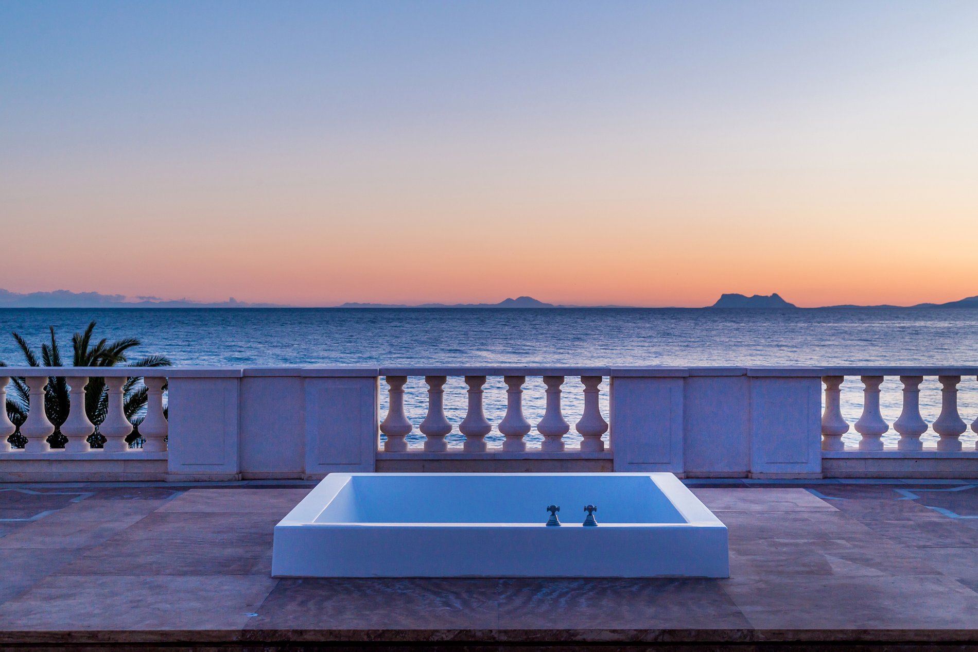 Stunning Oceanfront Miramar Palace Jacuzzi