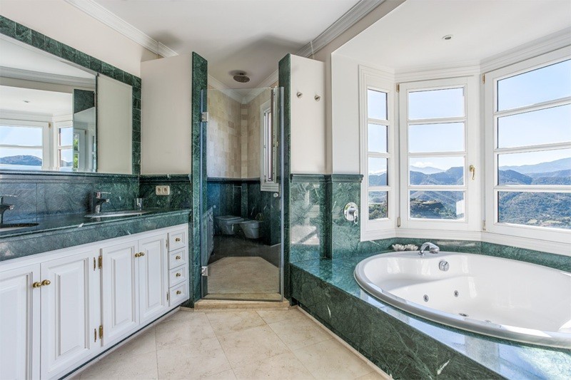 7 bedroom Villa in Costa del Sol + Bathroom