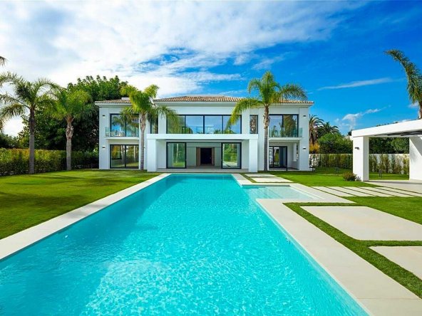 New Grand Villa in Guadalmina Baja $4,750,345