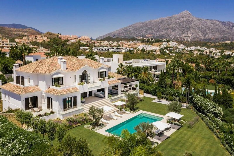 Nueva Andalucia Villa Lawn