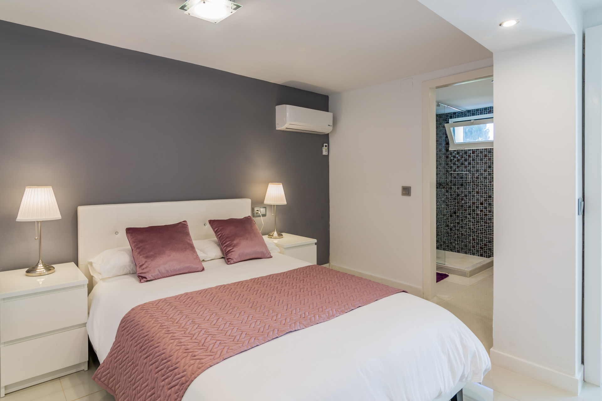Spectacular Luxury Villa in Elviria Bedroom