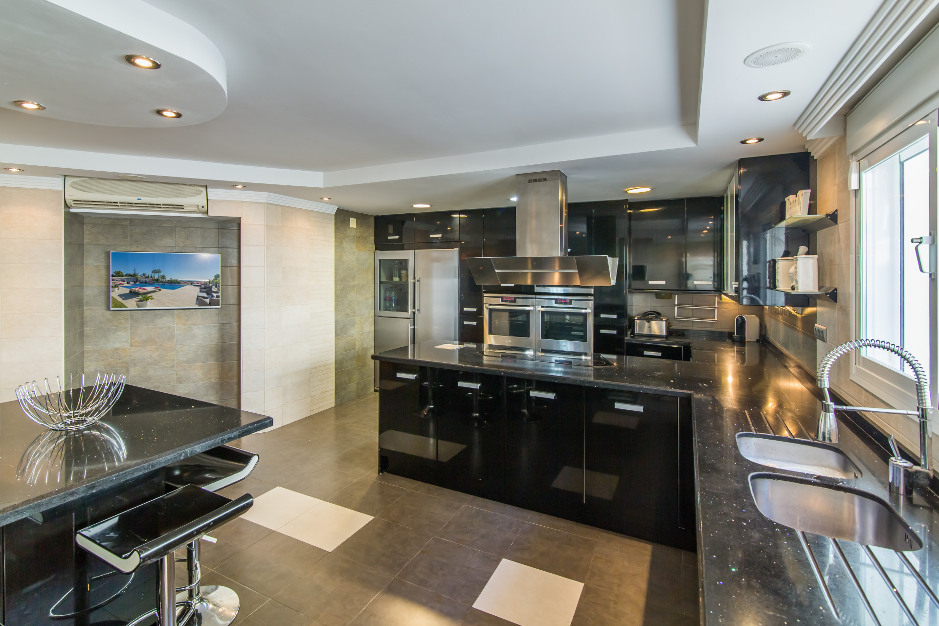 Spectacular Luxury Villa in Elviria Kitchen