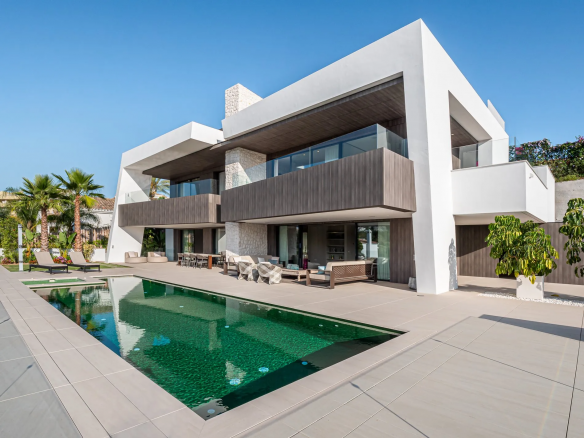 Los Naranjos Golf Course Villa $4,246,006