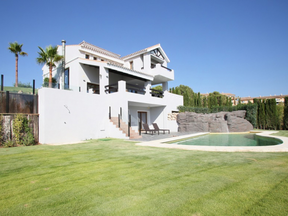 Elegant Frontline Golf Villa with Views $1,302,831