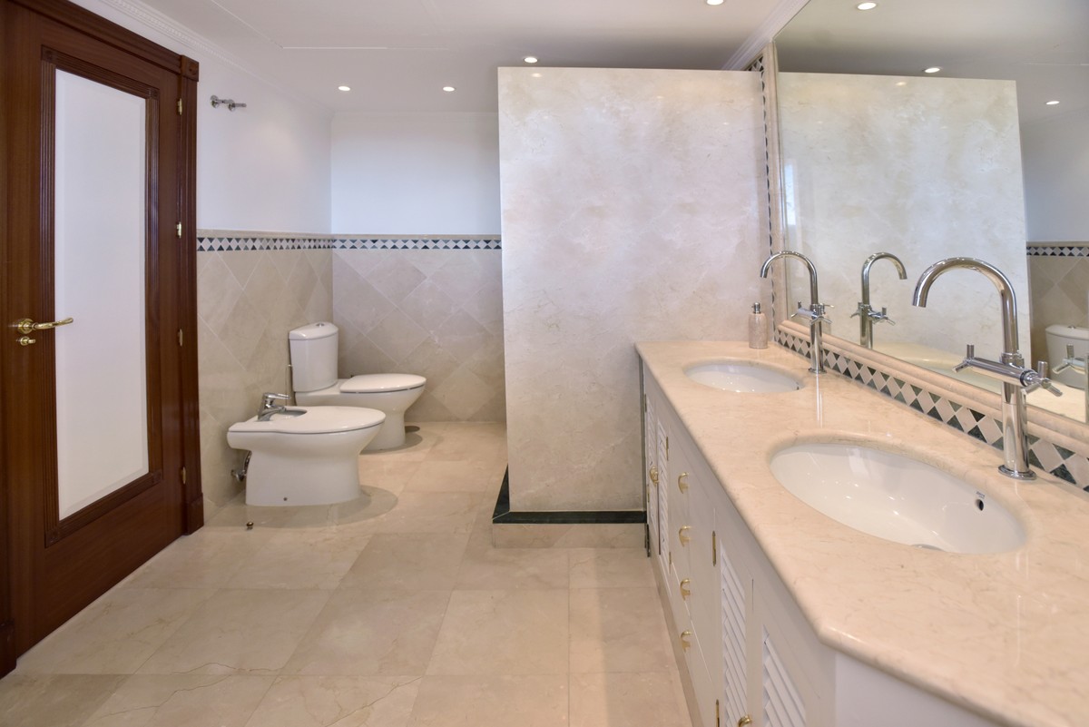 7 bedroom Villa in Benahavís Bathroom