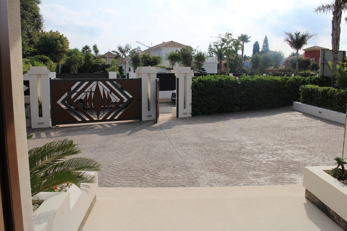 Amazing Villa in Guadalmina Baja Driveway