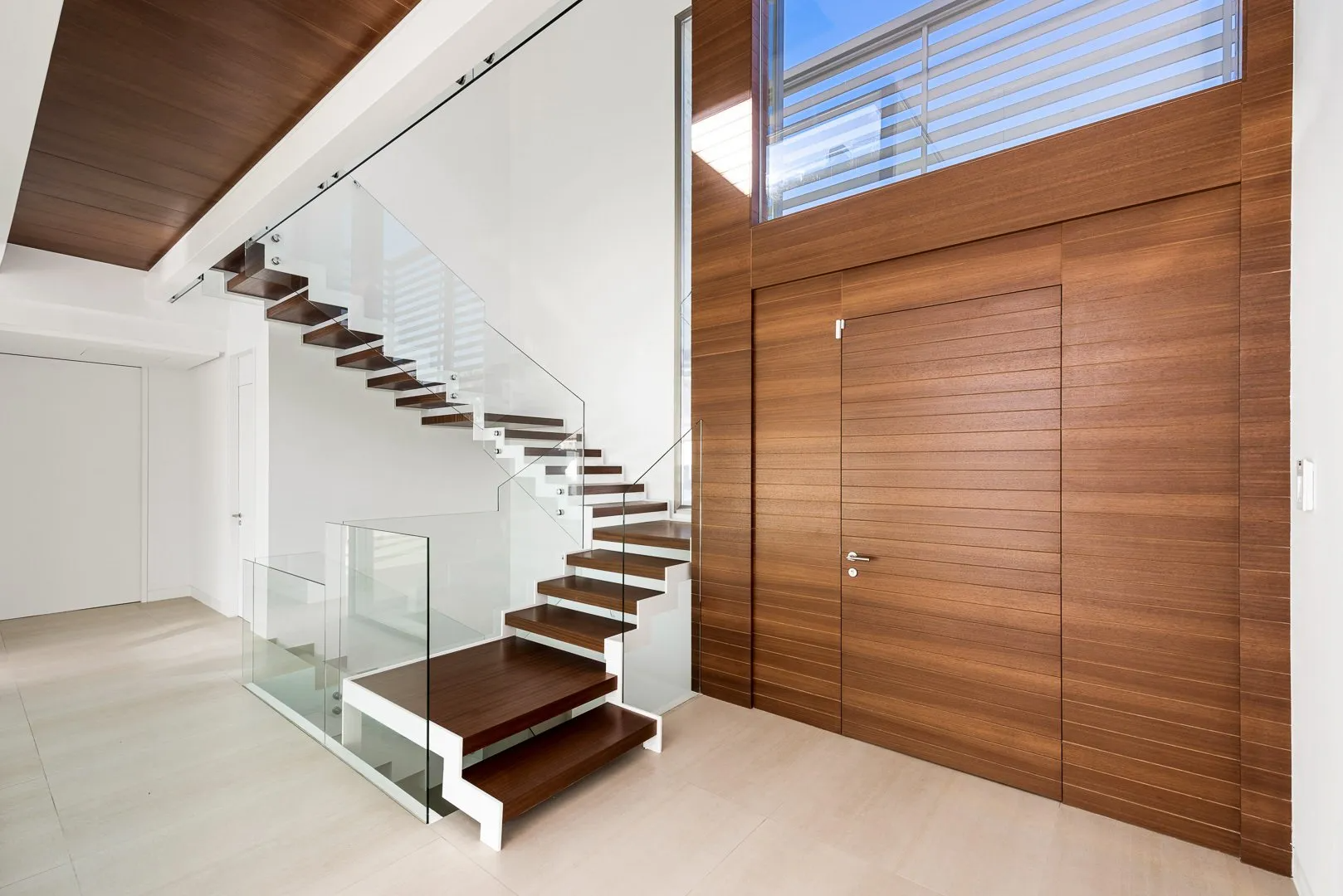 Contemporary Frontline Golf Villa In Marbella