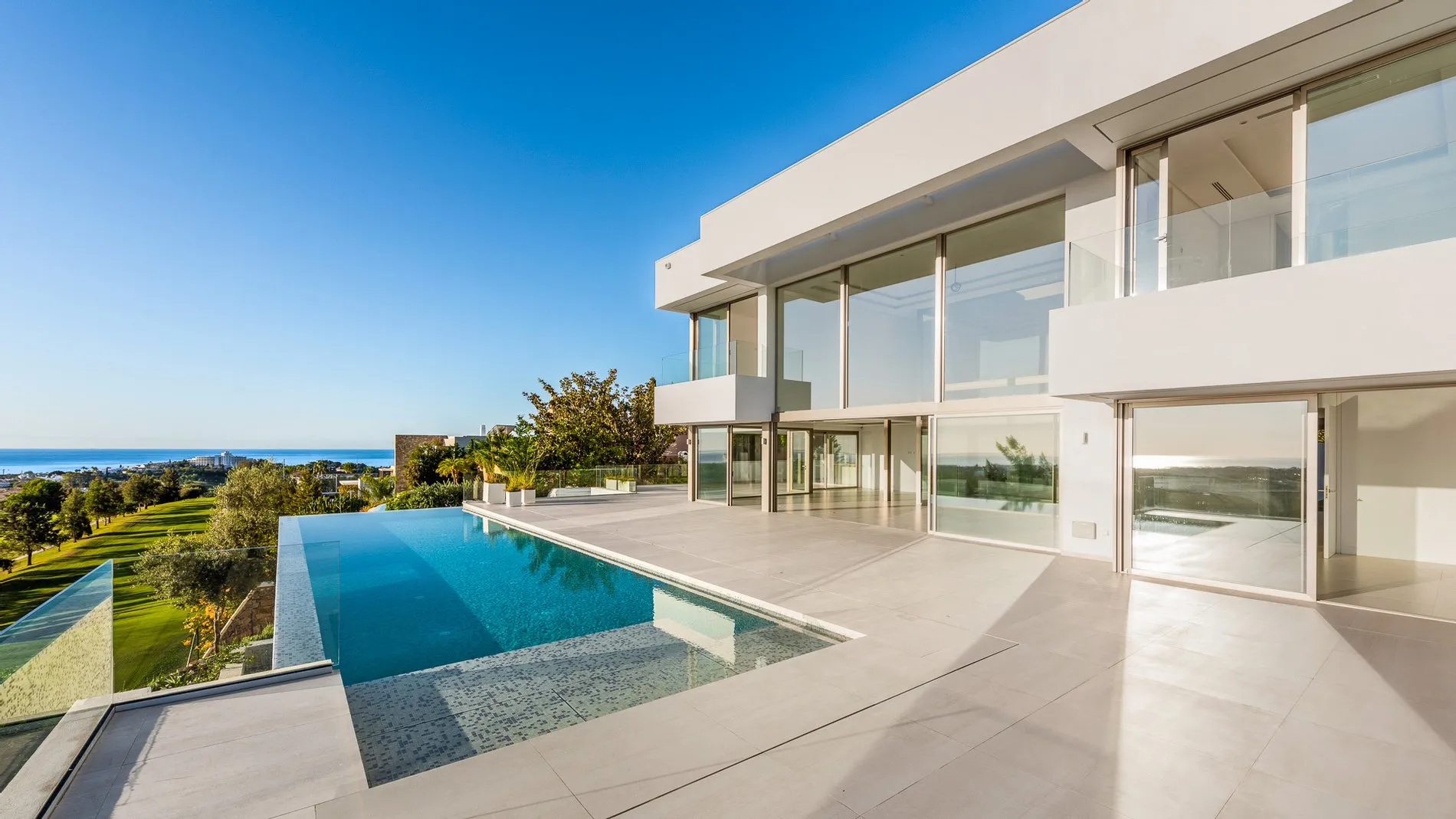 Contemporary Frontline Golf Villa In Marbella