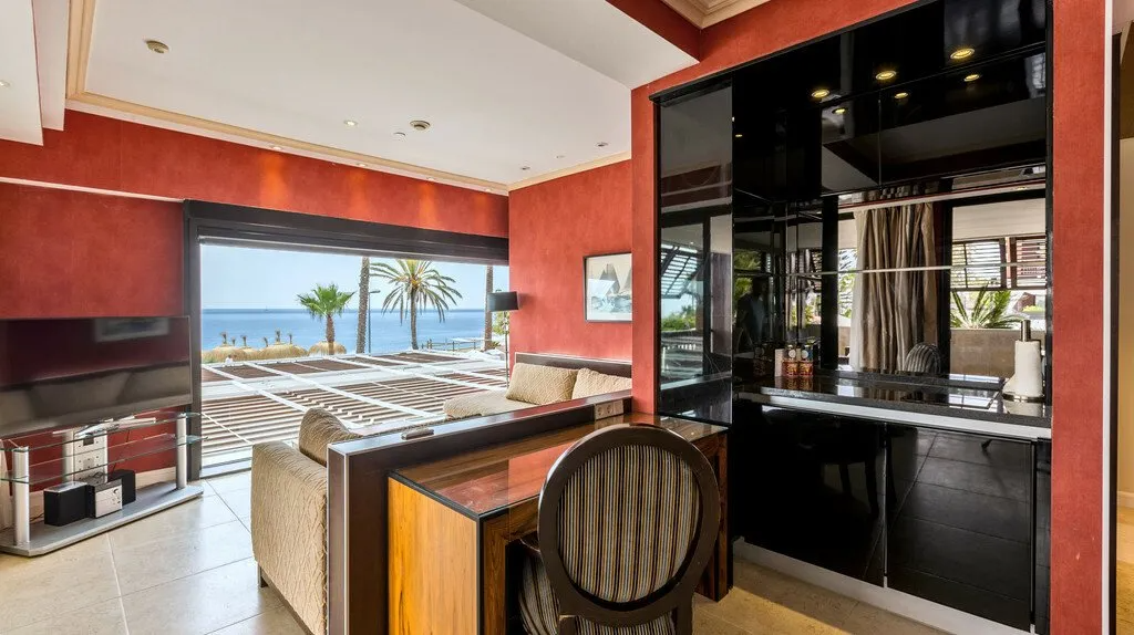 Beachfront Villa in Puerto Banús