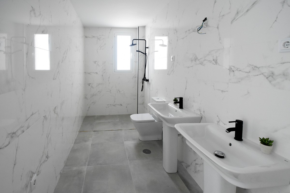 4 bedroom Villa in Sierrezuela Bathroom