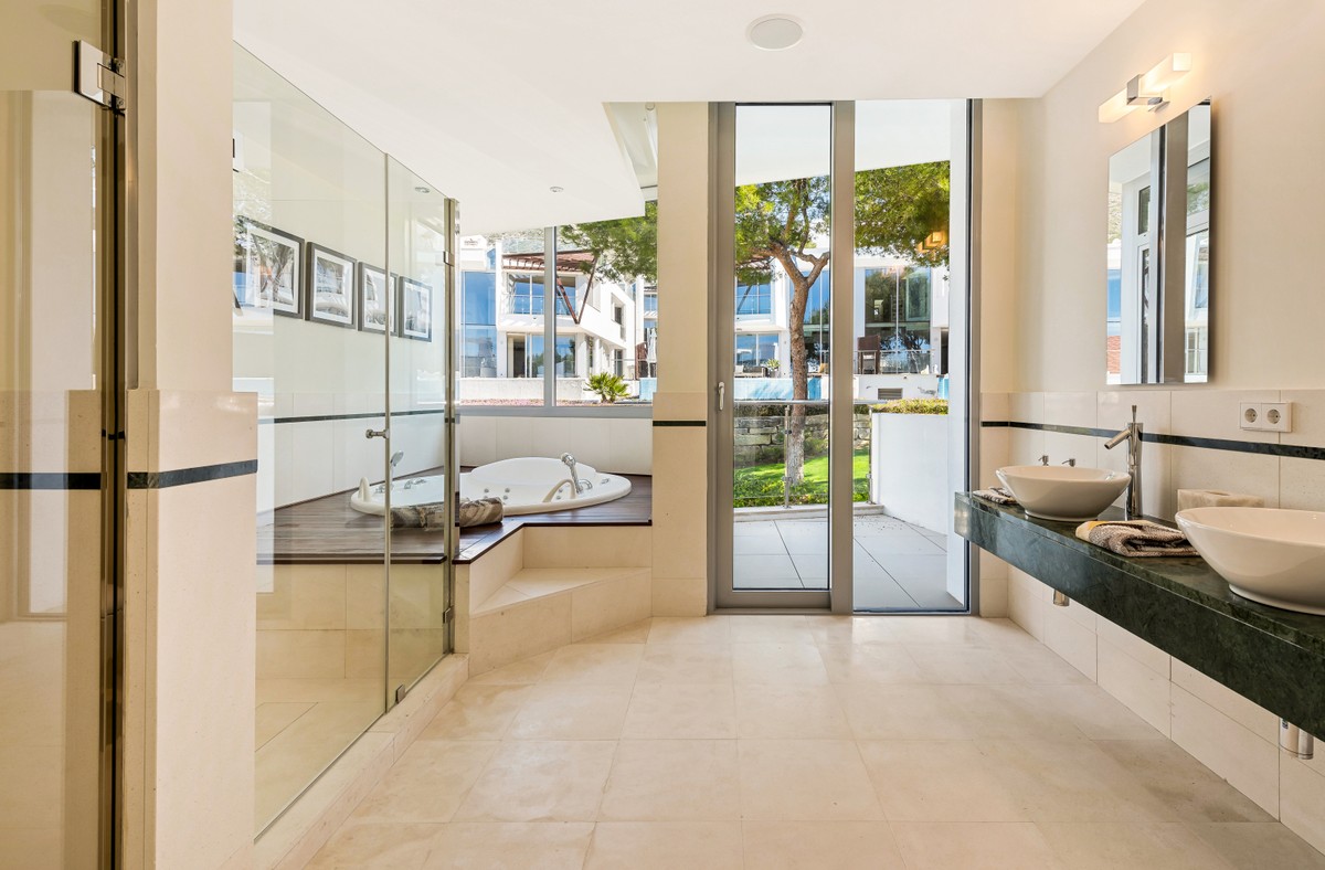 3 bedroom Townhouse in Sierra Blanca Bathroom