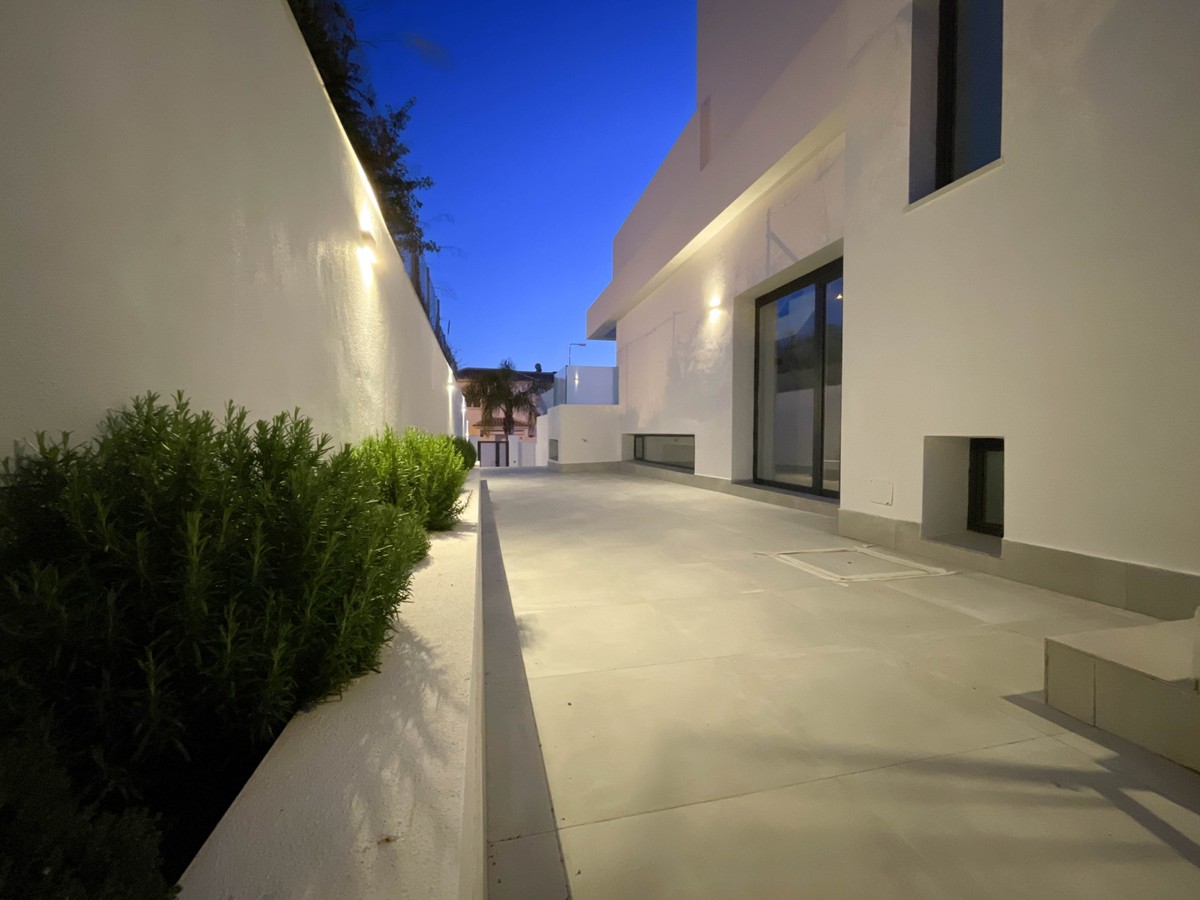 4 bedroom Villa in Sierrezuela Driveway