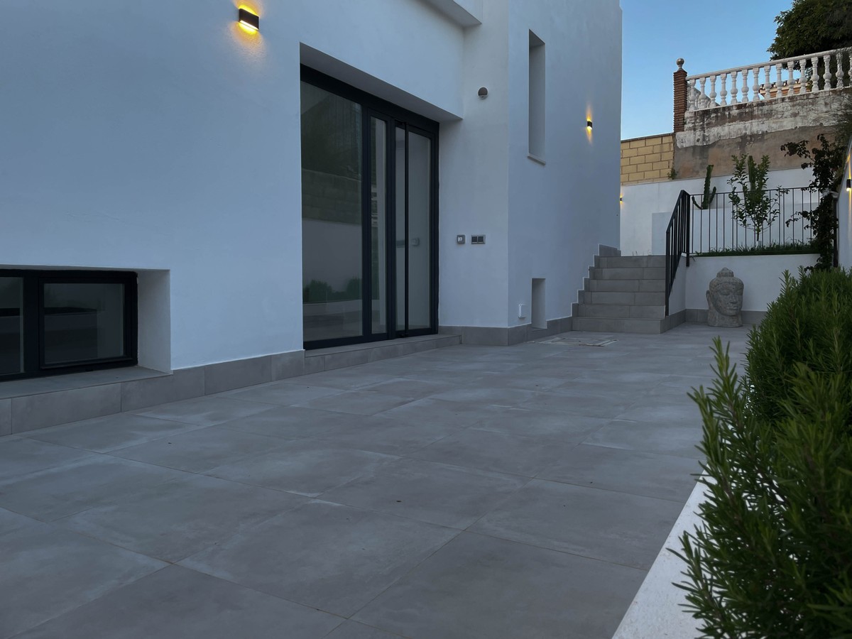 4 bedroom Villa in Sierrezuela Driveway