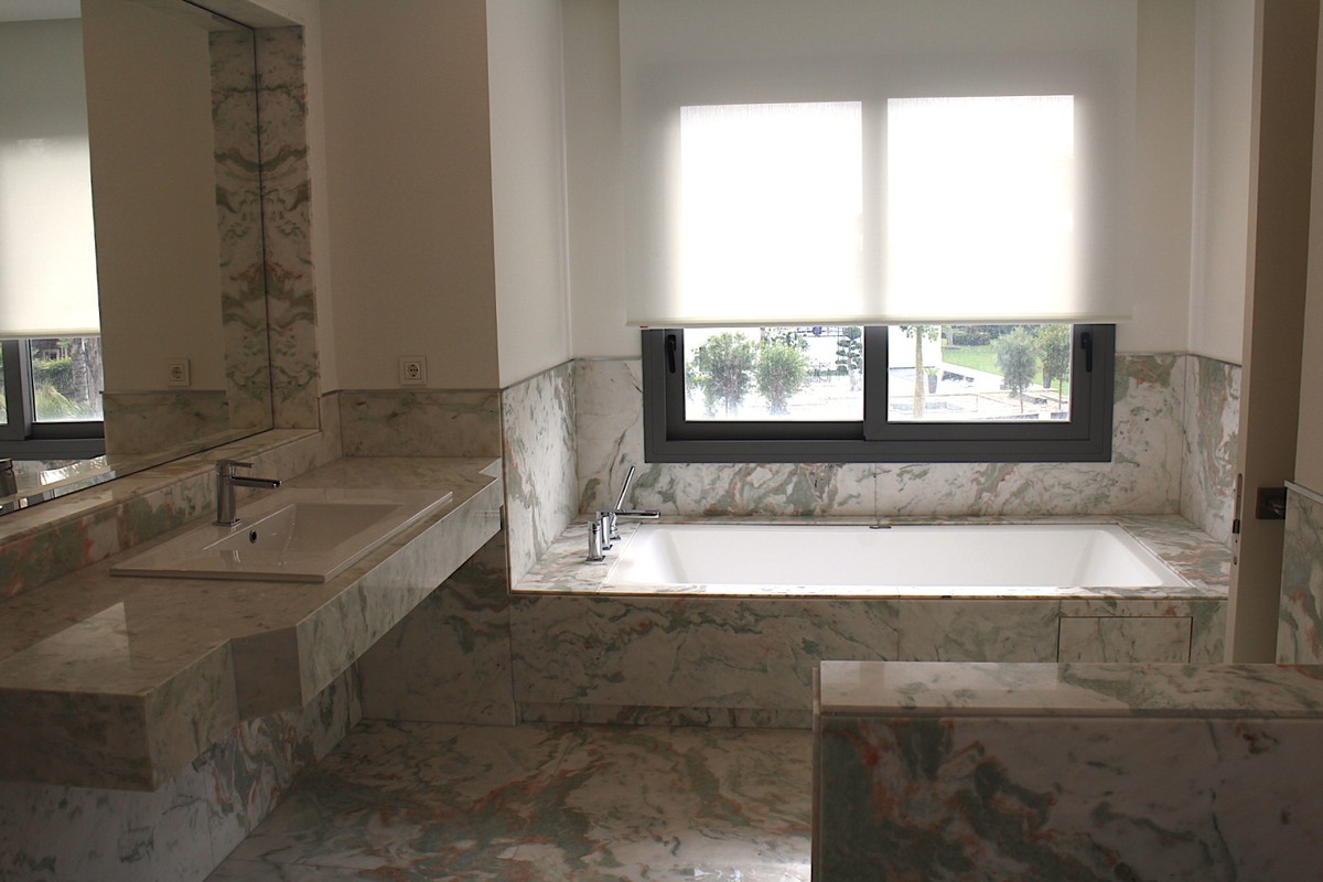 Amazing Villa in Guadalmina Baja Bathroom